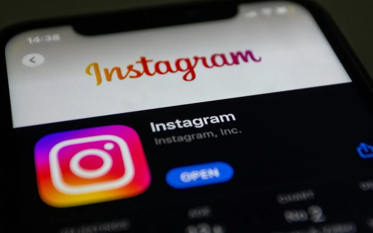 O aplicativo do Instagram na tela de um celular